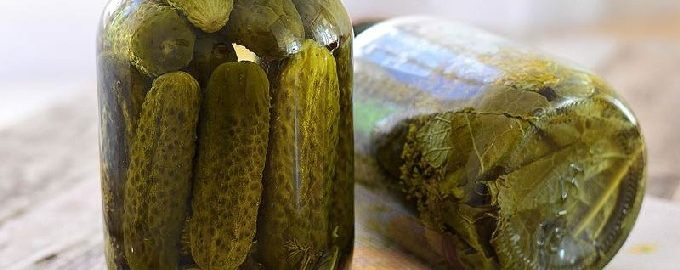 Krokante ingelegde komkommers voor de winter in potten