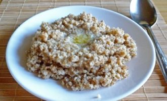 Hoe kruimelige gerstepap in water te koken?