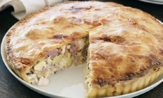 Kurnik met kip en aardappelen