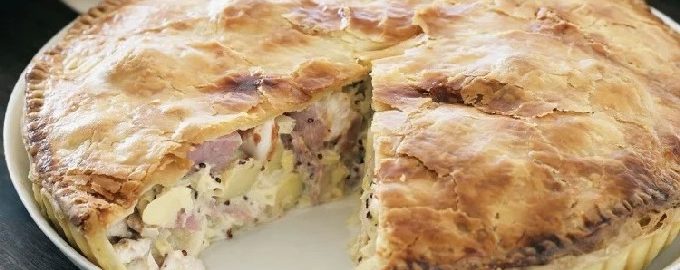 Kurnik met kip en aardappelen