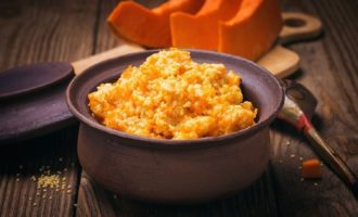 Gierstpap met pompoen in melk