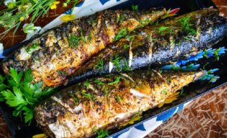 Gegrilde makreel op de grill