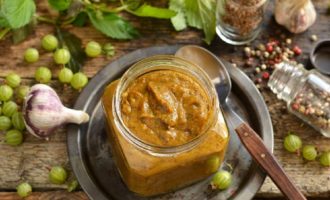 Kruisbessensaus voor vlees voor de winter